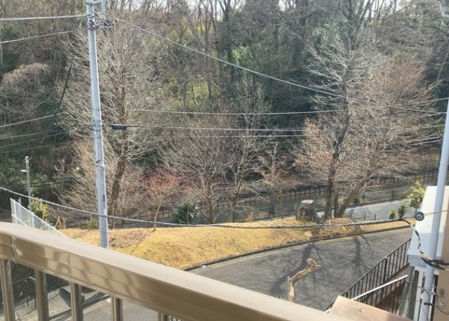 眺望を気にして物件を探す場合、前面に建物が建っていないか現地で確認しましょう！前面に建物があると景色はもちろん、日当たりや風通しにも影響が出てきます。住んだ時のことを想像しながら現地見学をしましょう。