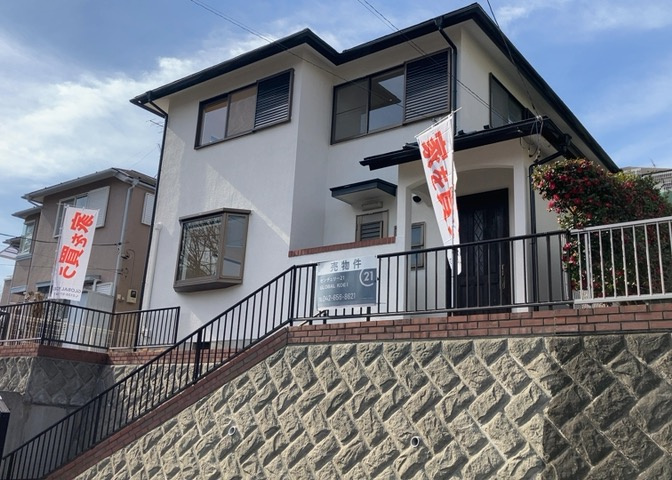 住宅用の土地では前面道路に2m以上接していなければならないと法律で定められています。しかし、お持ちの車のサイズやライフスタイルなどにより、2mでは利便が悪い場合もございますので、事前に確認しましょう。