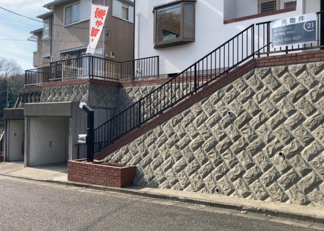 お持ちの車種によっては前面道路が広い方が便利でしょう。しかし、前面道路が広ければその分交通量が多くなるため、騒音などが気になる場合があります。実際に現地を見学し、周辺交通量や騒音などを確認しましょう！
