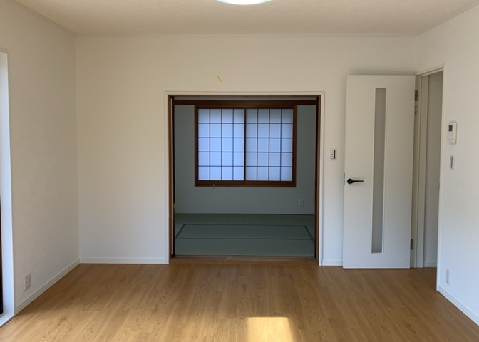 L型アイランドタイプは、キッチンからダイニングにもリビングにも目が行き届くので、とても使いやすい配置です。L字型独立タイプは、キッチンを独立させてるためLDKというよりもLDといった様なイメージです。