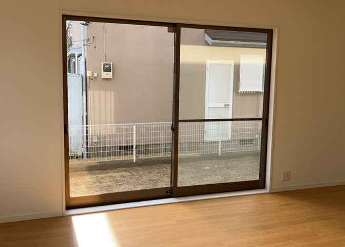 サッシは、ガラス窓に使用される金属製の窓枠です。一般的に住宅建築では、金属製建具工事の段階でガラス類・玄関などと同時に設置されます。種類や構造により断熱性能や遮音性能が異なるので現地でご確認ください。