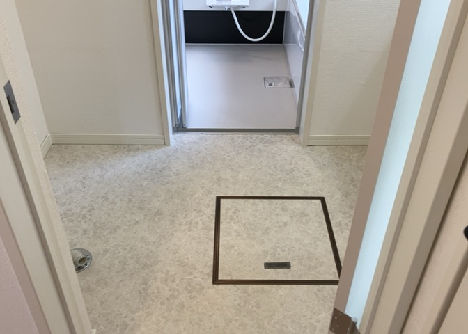 多くの戸建て住宅で見かける洗面脱衣所は、洗面台と洗濯機が2畳ほどのスペースに並べられていて、洗面所が脱衣所を兼ね備えている間取りが一般的です。お客様が利用することもある、パブリックな空間でもあります。