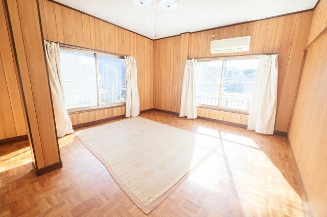 明るい採光が確保された洋室は、主寝室や子ども部屋におすすめの空間です。家具配置もしやすい形状で、使い勝手の良い広さを確保。エアコン設置にも対応可能です。　　