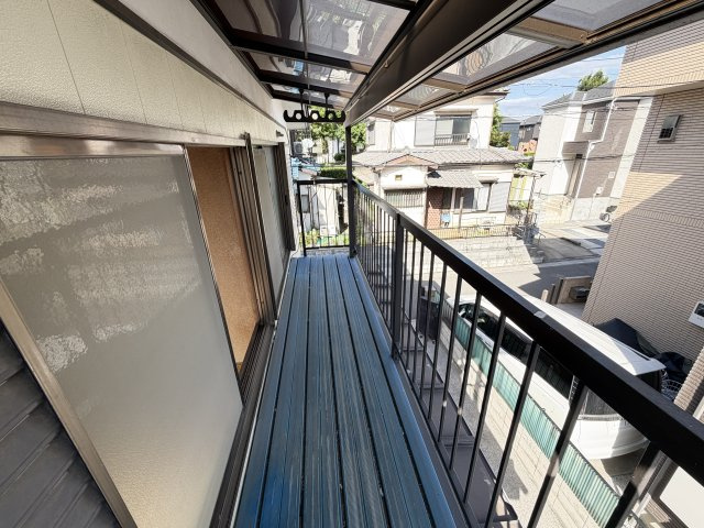 急な雨でも安心な屋根付きのバルコニーです。洗濯物を干すのに便利な物干し金物も備わっています。前面道路に面しており、前に遮る建物がないため、開放的な景色を感じながら心地よい風が通り抜けます。