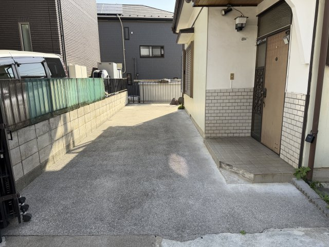 玄関横に位置する、奥行きにゆとりがあるカースペースです。2台分の駐車が可能で、前面道路からの出し入れもしやすいフラットな造り。自転車やバイクなどを置くスペースとしても重宝します。