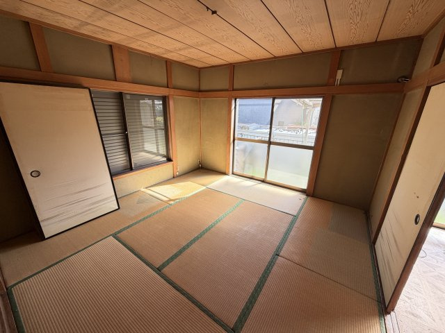 2面に窓があり、心地よい光と風が通り抜ける8帖の広々とした和室です　。襖を開ければ隣の空間とも繋がり、開放感あふれる居室として使えます。畳の表替えや、現代風の和モダンな空間へのリフォームも楽しめます。