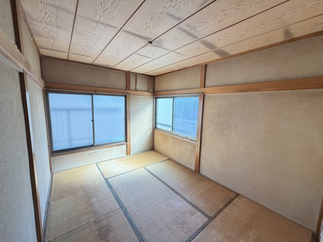 2面採光で明るく、心地よい風が吹き抜ける2階の和室（6帖）です　。独立性が高く落ち着いた空間のため、主寝室やテレワークスペース、子ども部屋にも最適。畳や壁を好みに新調する楽しみもあります。