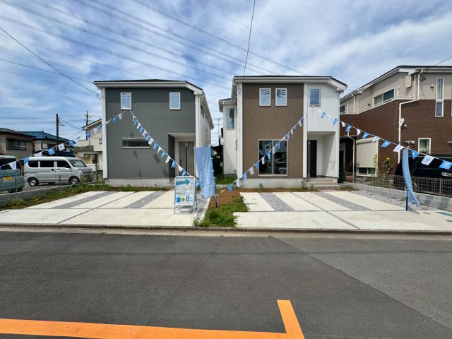 幅員約4mの前面道路に面した現地です。お車の出し入れがスムーズに行える駐車スペースを2台分確保しており、毎日の通勤や休日のお出かけも快適です。周辺は落ち着いた雰囲気の住環境が広がっています。