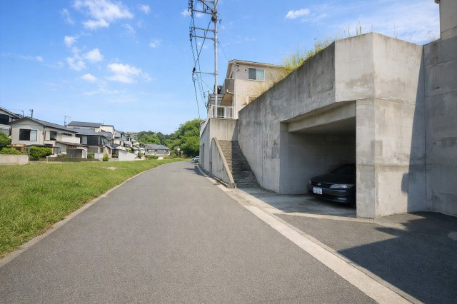 ◆堂々たる趣ながら、主張し過ぎずどこか余裕を感じさせるシャープなフォルムで佇む邸宅は、晴天の空と照らし合わせる事で、本来あるべき完成形の姿を見せてくれます。