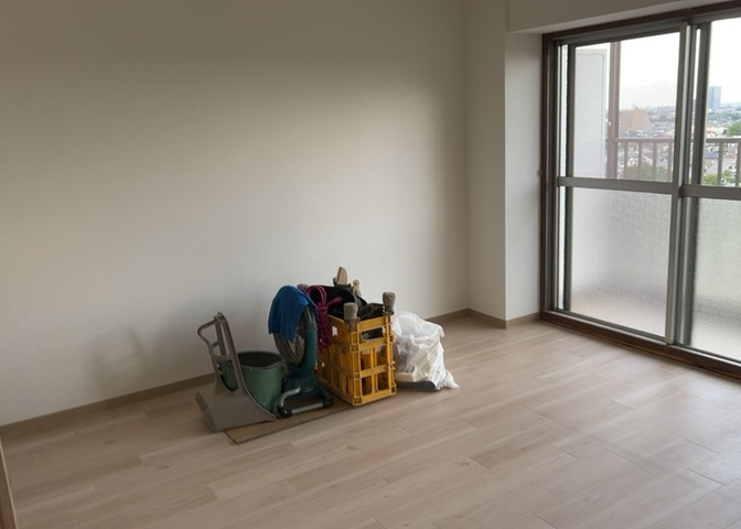 洋室のメリットは重い家具が置きやすく、身の回りが整理しやすいことです。　床がフローリングのため畳とは異なり凹みにくいです。　クローゼットなど収納が豊富で、普段使わない旅行カバンや服の整頓も簡単にです。