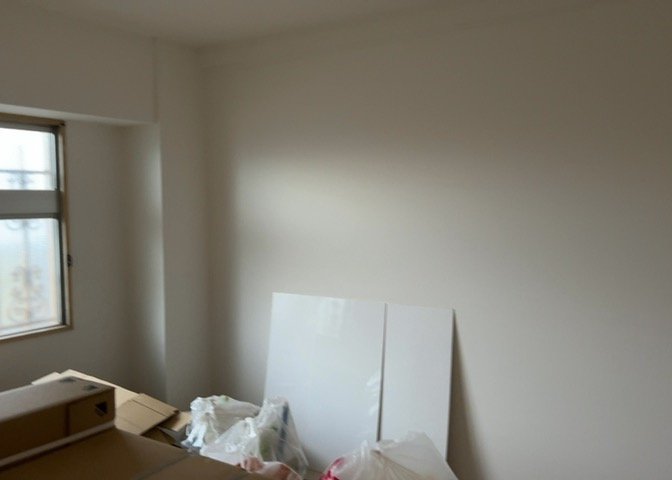 寝室でゆっくりと過ごすためにはベッド周りの適度な空間を担保することや窓の位置、照明の明るさ、寝室の広さなどを考える必要があります。自身や家族の構成とライフスタイルに併せて寝室にする部屋を選びましょう！