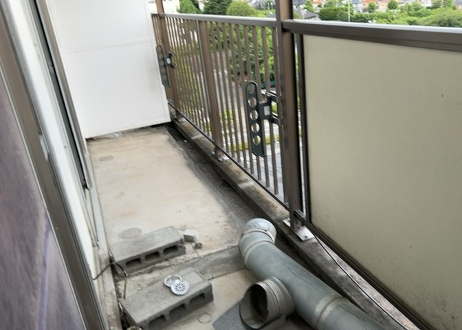 バルコニーは、室外の専用スペースのうち、「屋根がなく開放された空間」であるものを指します。ベランダより広いタイプのものが多く、日当たりもよいため家庭菜園などを楽しみたい人にとって適した環境となります。