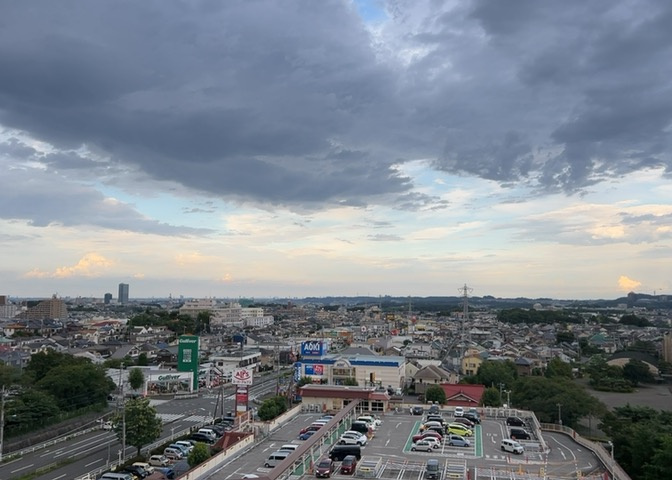 眺望の良さを楽しめるダイニングキッチンで家族団らんの時間を過ごしてはいかがでしょうか。バルコニーから見える景色を家族で眺める時間は、時間が経つのを忘れてしまいそうですね。是非、現地を見に行きましょう！