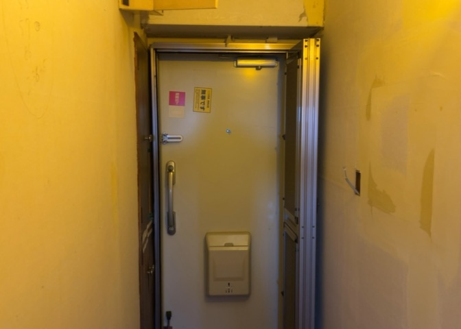 玄関は家の顔でもあり、家族以外の目にも止まる場所です。玄関は外との間を仕切る扉、靴などをしまっておく収納スペース、靴脱ぎのたたきスペース、来客とのやり取りをするドアホンなど複数のアイテムからなります。
