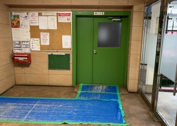 マンションのエントランスには、もともと風よけや防犯の役割がありますが、マンションによって宅配ボックスなどの設備が備わっている所もあります。日々の生活をイメージしながら生活しやすさをチェックしましょう。