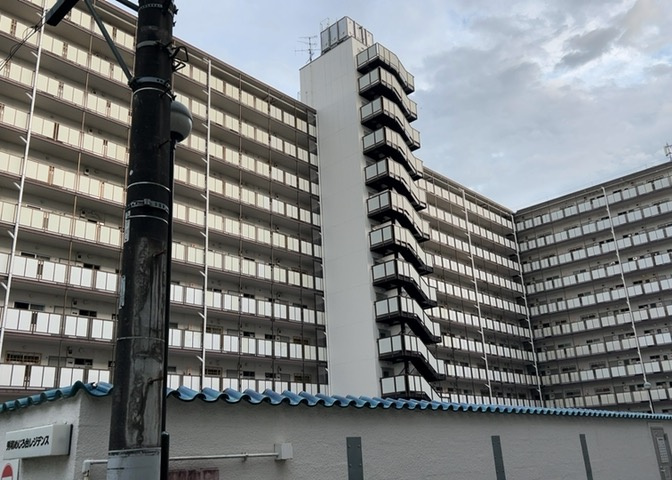 外観はマンション管理がされているかの目安になります。築年数が古いと、壁面は劣化してひび割れが生じることも！建物が古びていても細かいところが修繕されていると、きちんと管理されているなぁと感じるでしょう。