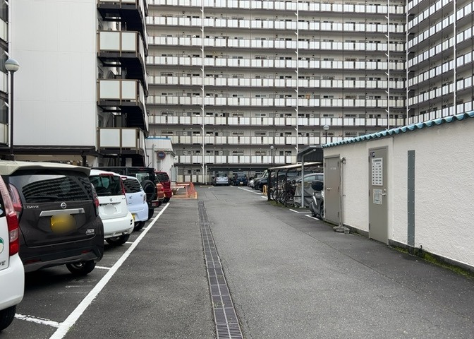車一台あたりに必要なスペースは、標準サイズの普通自動車で横幅2m50cm、長さ5mは必要になります。ただし、乗降のことも考慮して横幅3m30cm、長さ5m50cmほどは確保できるところを選びましょう。
