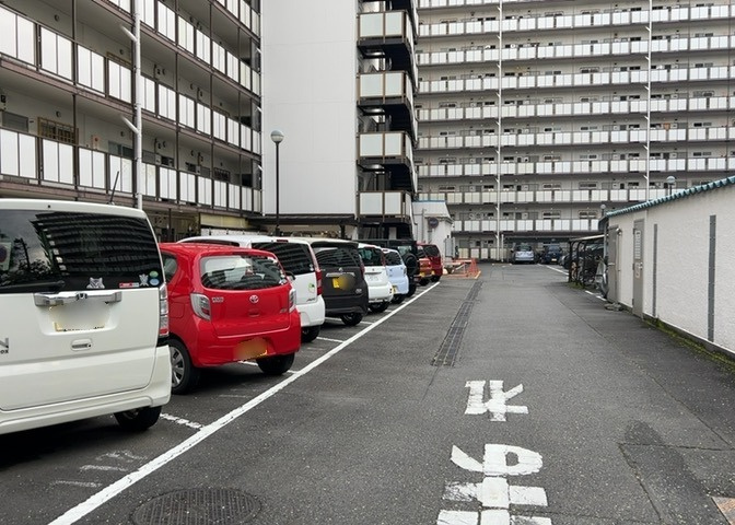駐車場と明記されていても、最小スペースでつくられた駐車場だと大型車は駐車できなかったり、出入りしにくくなったりする可能性があります。お車のサイズと購入したい物件の駐車場のサイズを現地で確認しましょう。
