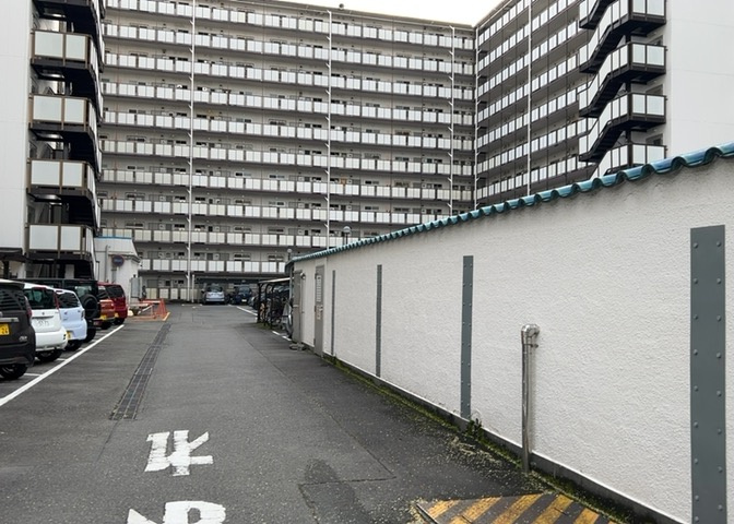 中庭（パティオ）とは、一つの建築物の内部に設けられた、壁などで囲われている庭のことを指します。コの字型、ロの字型が主流ですが、L字型の中庭もあります。最近では、インテリア性の高さからも人気があります。