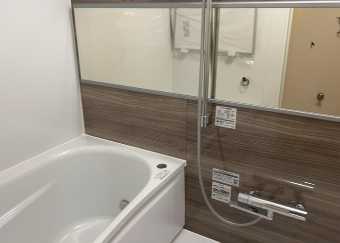 入浴時の快適さも大事なことですが、綺麗な状態を維持できなければ気持ちよく入浴できません。毎日の掃除が楽という点は大事なポイントになります！カビが生えにくく掃除がしやすい、壁や浴槽を選ぶといいでしょう。
