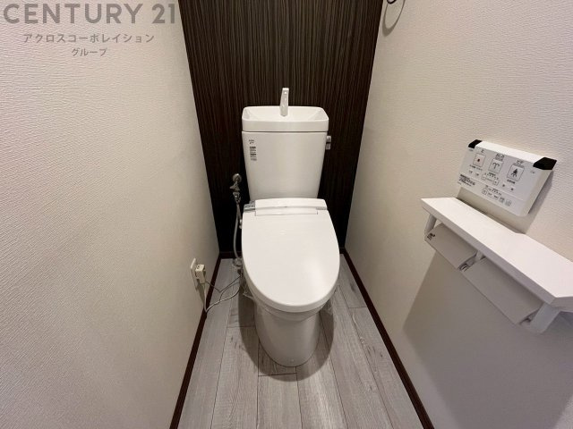 温水洗浄便座付トイレは温水洗浄機能により、暖かい水でおしりを洗浄することができ、冷たい水を使う従来の便座に比べ、温水洗浄機能で暖かいトイレを提供し、快適な使用を可能にします。