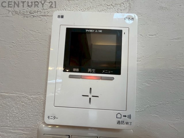 訪問者が来たときにテレビ画面で確認できるため、安心してドアを開けられます。録画機能があるものもあり、留守中に来訪者を記録しておくことができます。利便性が高く、セキュリティ面でも安心です。