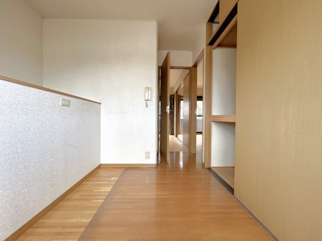 1階と2階をつなぐホール部分です。収納もついています♪