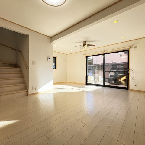 窓からの光が入る明るいリビングで、快適な時間を過ごせます。