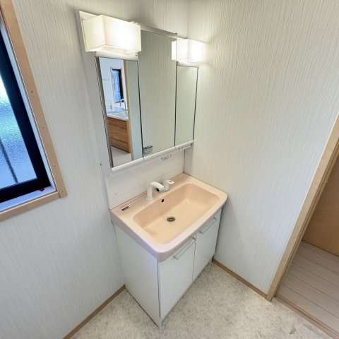 身支度に便利な三面鏡タイプの洗面化粧台。