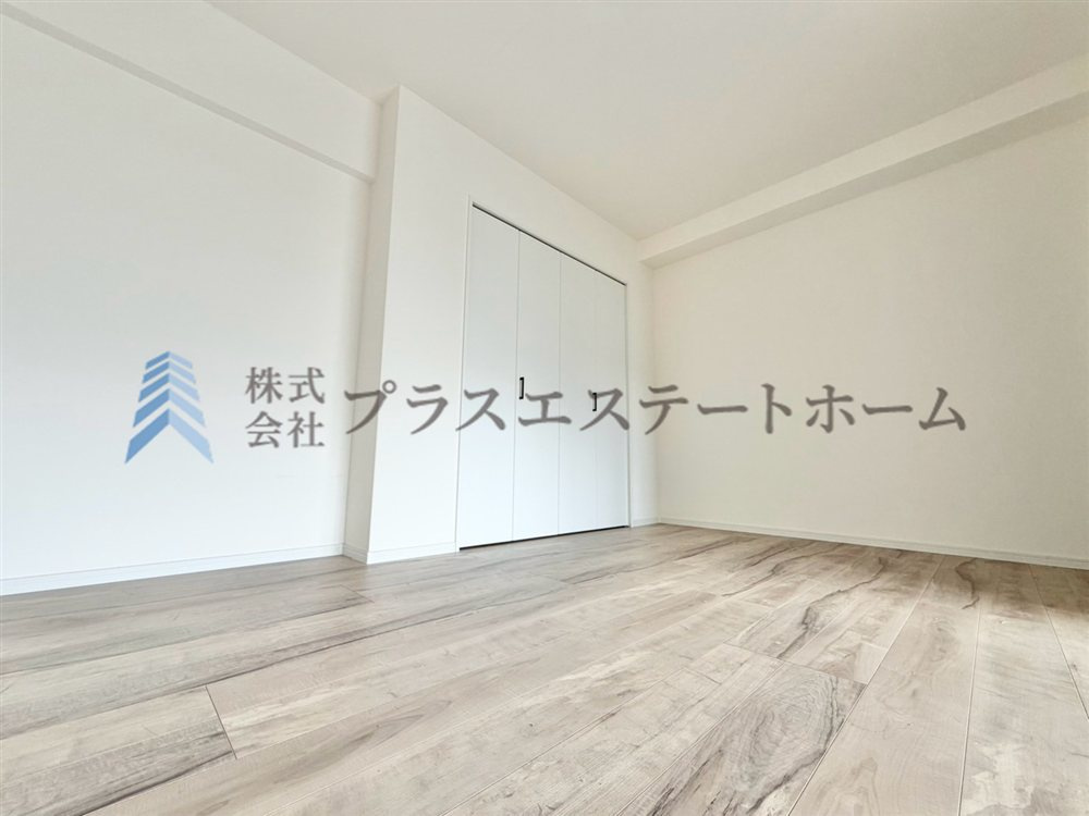木目調のフローリング材でナチュラルな見た目のため暖かく落ち着いた雰囲気のお部屋です♪　