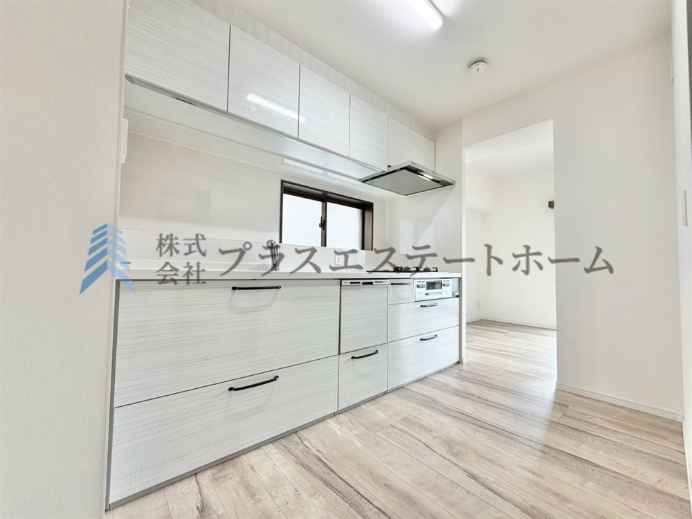 キッチン天板は白、収納扉も白をセレクトし優しい雰囲気を醸し出しています。