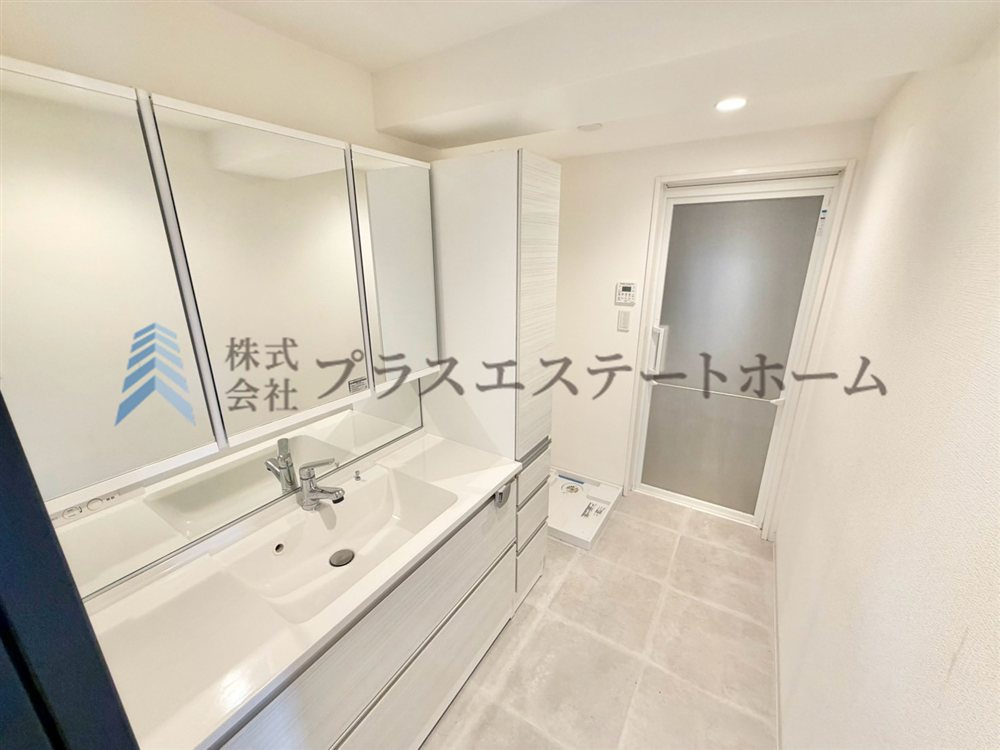 縦型LEDライトで明るく、三面鏡付きの洗面台で朝の身支度も整います♪