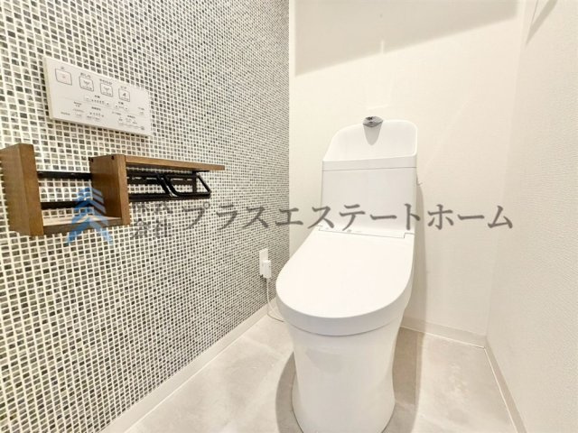 モザイクのタイル風アクセント壁がかわいい♪小さなシェルフがついてあるので小物沖に◎♪