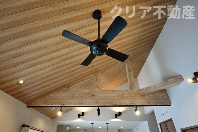 シーリングファン付きで冷暖房効率もUP!！
