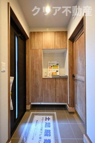 大型のシューズボックスがあるので、家族全員の靴をしっかり収納！玄関スッキリ！