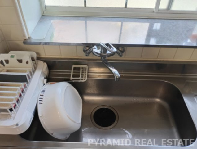 洗剤やスポンジを置けるカウンター出窓付き。使い勝手にこだわったシンクまわり。