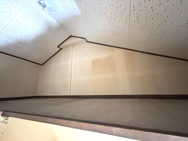 屋根裏収納