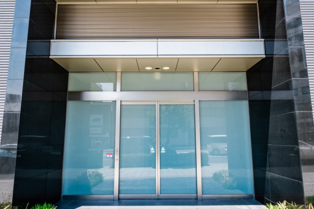 【サブエントランス外観】周辺もきちんと整備されており、清潔感のあるマンション入り口です！