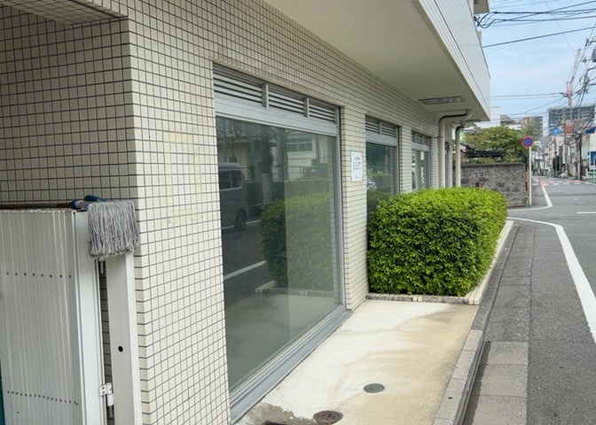 中庭（パティオ）とは、一つの建築物の内部に設けられた、壁などで囲われている庭のことを指します。コの字型、ロの字型が主流ですが、L字型の中庭もあります。最近では、インテリア性の高さからも人気があります。