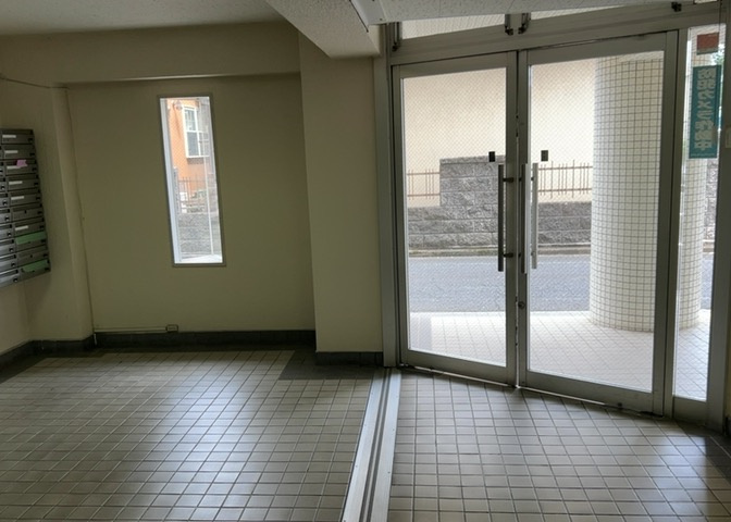 マンションのエントランスには、もともと風よけや防犯の役割がありますが、マンションによって宅配ボックスなどの設備が備わっている所もあります。日々の生活をイメージしながら生活しやすさをチェックしましょう。