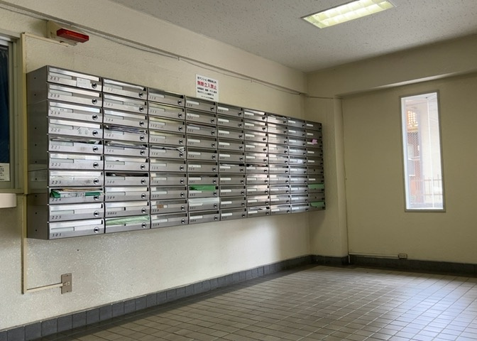 エントランス付近に設置されている集合ポストは、住んでいる部屋と離れているため、ポストをあさるなど誰かに何かされていても被害に気づきにくいです。入居する時には他人に特定されにくい番号で鍵をかけましょう！