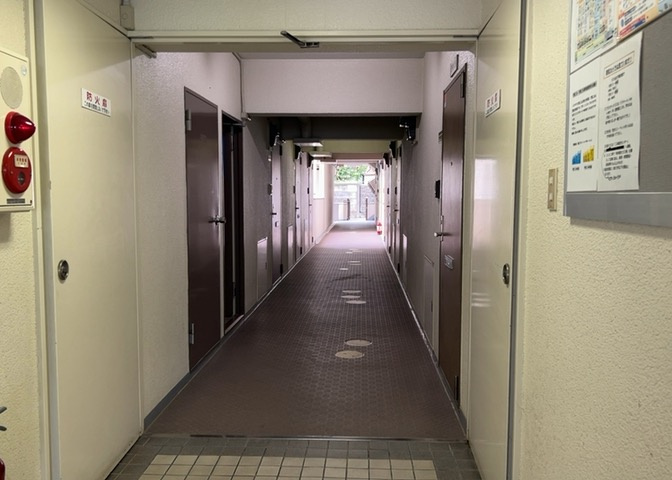 共用部分は、一棟の建物に住む区分所有者全員が共同で所有するとし、共用部分の管理、補修などは、区分所有者で形成される管理組合が行います。個人の判断で勝手に変更することはできませんので覚えておきましょう。