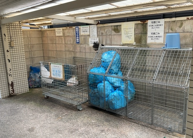 共有部分は、住民なら誰もが使える設備のこと。例えば駐車場やエレベーター、インターネット設備、セキュリティ設備などがあります。他にも、マンションの廊下・外部階段やエントランス・ゴミ置き場などがあります。
