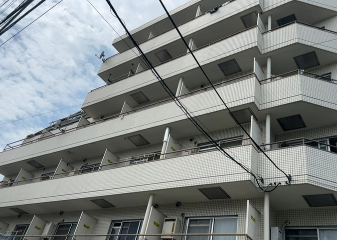 眺望の良さを楽しめるダイニングキッチンで家族団らんの時間を過ごしてはいかがでしょうか。バルコニーから見える景色を家族で眺める時間は、時間が経つのを忘れてしまいそうですね。是非、現地を見に行きましょう！