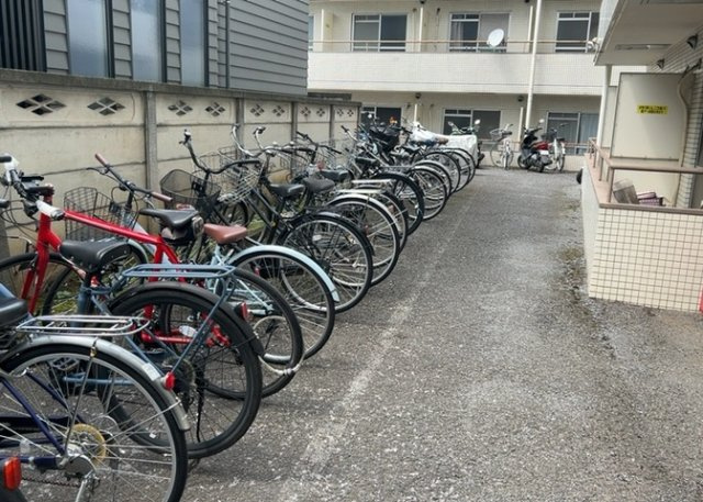 車一台あたりに必要なスペースは、標準サイズの普通自動車で横幅2m50cm、長さ5mは必要になります。ただし、乗降のことも考慮して横幅3m30cm、長さ5m50cmほどは確保できるところを選びましょう。