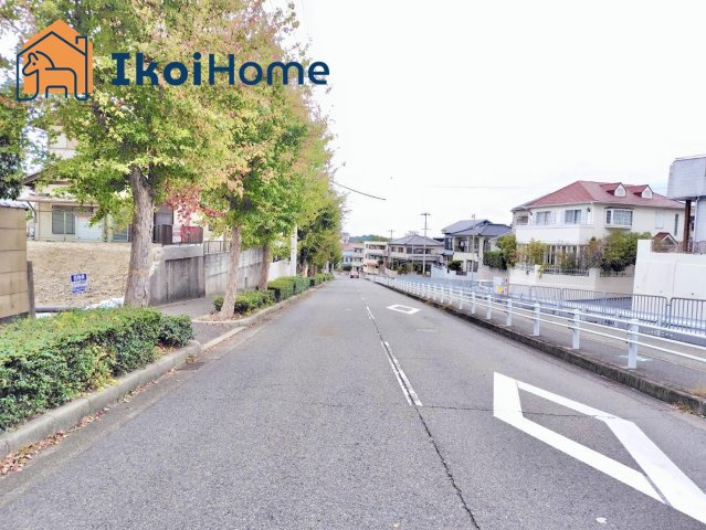 前面道路は約14M幅で広々しています。駐車がし易く、車の対面のすれ違いも楽にできます。　