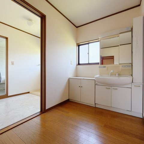 ■洗面室｜ゆとりのある洗面脱衣室ではお子様と並んで歯磨きもできるので一緒に成長を楽しめます♪ひろびろとした洗面室で、朝の準備も楽しくなります☆.*