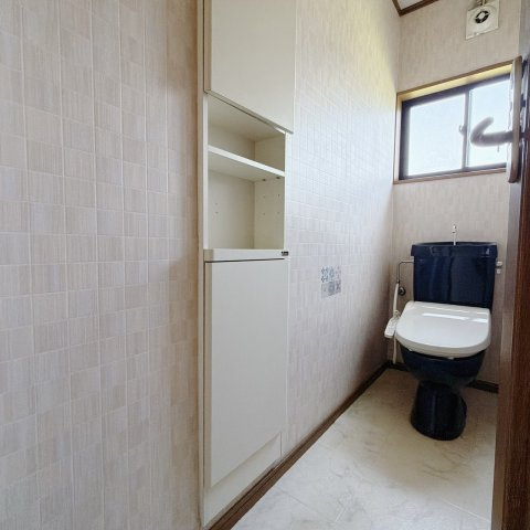 ■トイレ｜1階と2階にトイレがございます♪壁には小物を置けるスペースがあるのでトイレットペーパーのストックを置いておくのにも便利です♪写真などを飾ってもおしゃれですね♪
