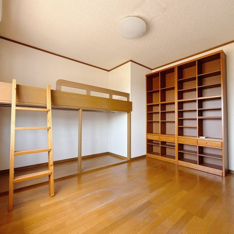 ■洋室｜お子様の一人部屋にピッタリな洋室。木のぬくもりを感じるフローリングは、天然木の味わいが時とともに深みを増していきます。また、傷にも強く、フリーワックスでお手入れもラクラクです♪