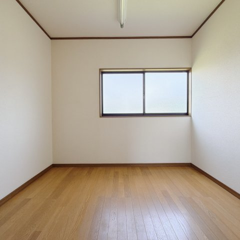 ■納戸｜お洋服はもちろん、使う頻度の少ない家具や小物・場所を取りがちな旅行用のスーツケースなどもしまえます。また、厚手のコートをしまっても充分な広さを堪能できるプランです♪